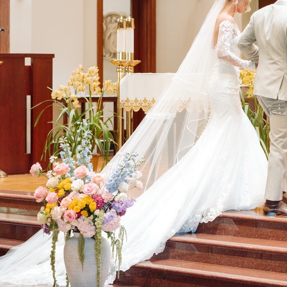 Elegant White Lace Wedding Dress - Picture 3 of 6